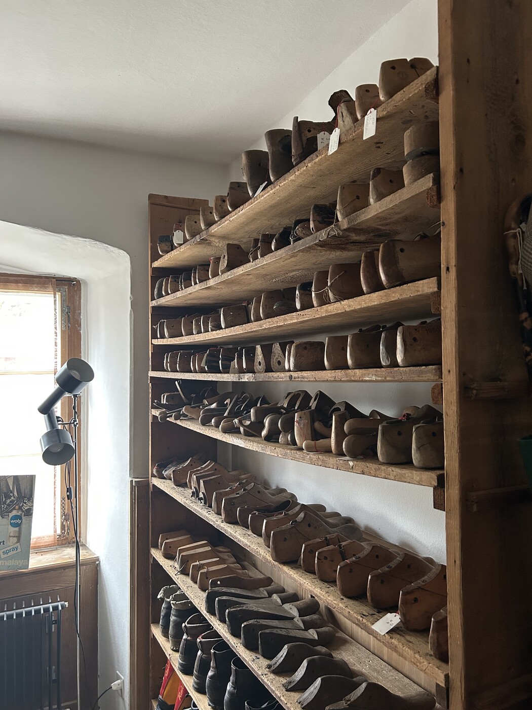Neu findet man im Kulturhaus Rosengarten eine Ausstellung, wo das alte Handwerk eines Schuhmachers gezeigt wird. 