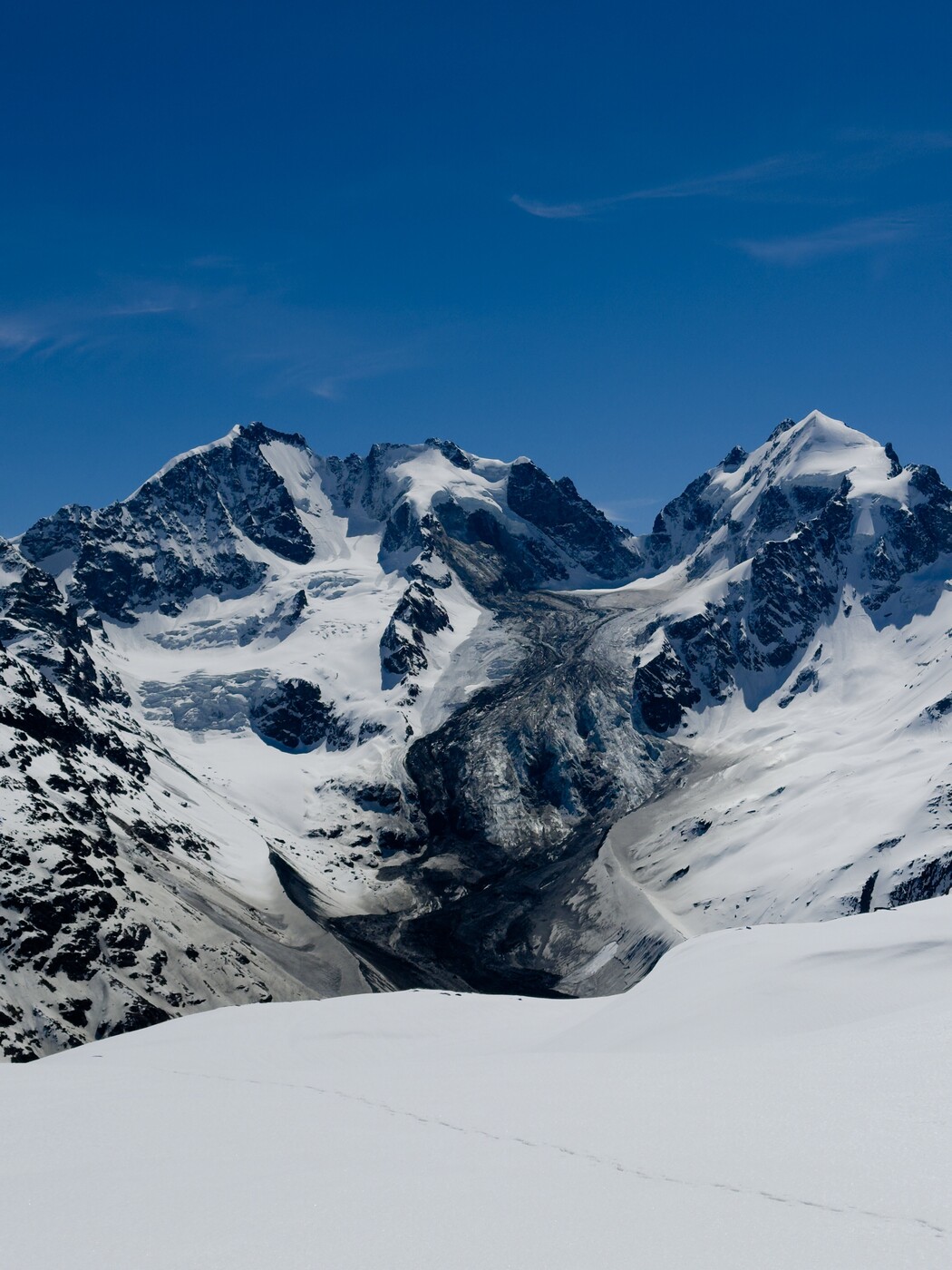 In der Val Roseg: Der Bergsturz hat sich am knapp 4000 Meter hohen Piz Scerscen ereignet - hier fotografiert von Leserreporter Benno Benesch. 
