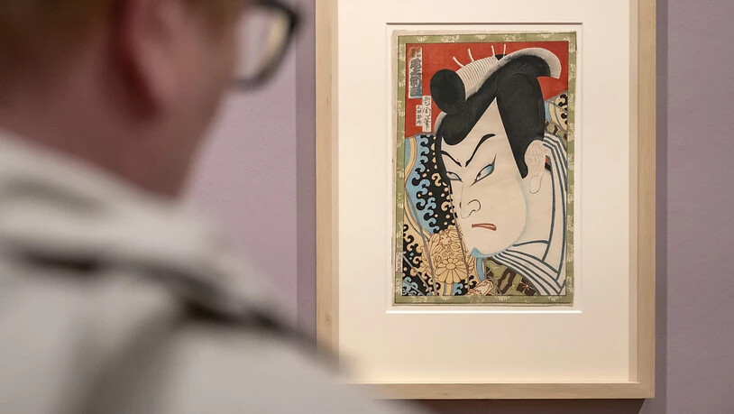 Ein Kabuki-Schauspieler von Toyohara Kunichika in der Ausstellung "Made in Japan, Farbholzschnitte von Hiroshige, Kunisada und Hokusai" im Kunstmuseum Basel.