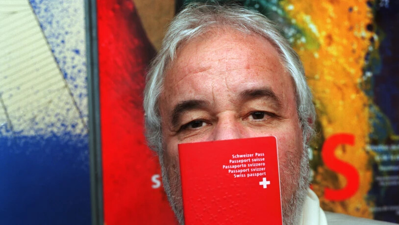 Der Schweizer Kunstmaler, Grafiker und Designer Roger Pfund zeigte 2003 in seinem Atelier in Genf den von ihm gestalteten neuen Schweizer Pass. (Archivbild)