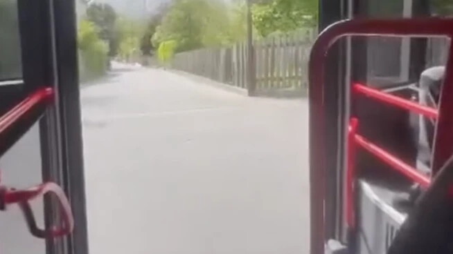 Seltener Anblick: In Chur fährt ein Bus mit offener Tür. 