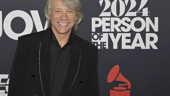 ARCHIV - Jon Bon Jovi, Musiker aus den USA, posiert bei seiner Ehrung als Musicares Person des Jahres. Foto: Billy Bennight/ZUMA Press Wire/dpa