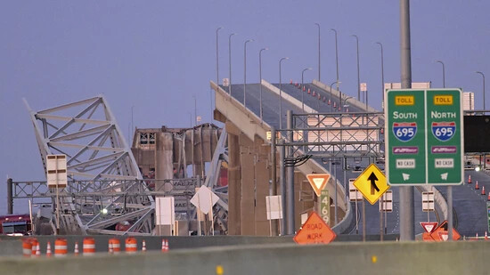 Teile der Francis Scott Key Bridge stehen noch, nachdem ein Containerschiff mit einem Stützpfeiler kollidierte. Foto: Steve Ruark/AP/dpa