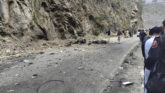 Polizeibeamte untersuchen den Ort eines Selbstanschlags. In Pakistan sind nach einem Selbstmordanschlag auf eine Gruppe von Chinesen mindestens sieben Menschen getötet worden. Foto: Uncredited/AP/dpa