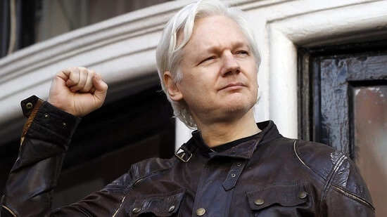 ARCHIV - Julian Assange grüßt Unterstützer vor der ecuadorianischen Botschaft in London. Seit Jahren wehrt sich der Gründer der Enthüllungsplattform Wikileaks, Julian Assange, gegen seine Auslieferung von Großbritannien an die USA. Foto: Frank Augstein…