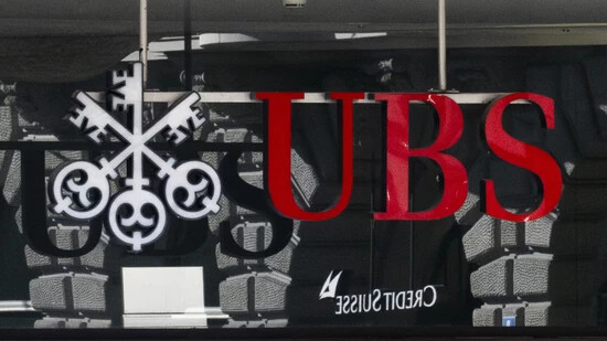 Blick auf die Logos der beiden Banken UBS und Credit Suisse auf dem Paradeplatz. (Archivbild)