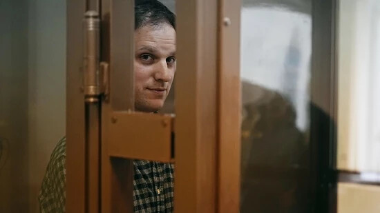 ARCHIV - Evan Gershkovich ist vor einem Jahr auf einer Reportagereise in Jekaterinburg festgenommen worden. Foto: Alexander Zemlianichenko/AP/dpa