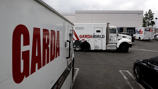 Gepanzerte Lastwagen vor den Büros von GardaWorld im Stadtteil Sylmar von Los Angeles. Foto: Richard Vogel/AP/dpa