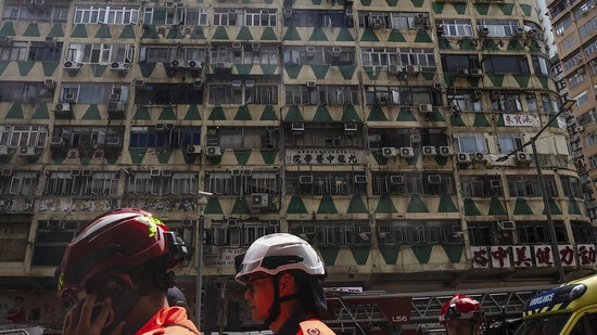 Bei dem Brand in einem Gebäude in Hongkong sind fünf Menschen ums Leben gekommen.