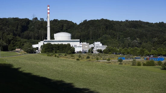 Im Rückbau: Bis 2024 sollen keine Brennelemente mehr im AKW Mühleberg im Kanton Bern sein. 2019 wurde es als erstes Atomkraftwerk vom Stromnetz genommen.