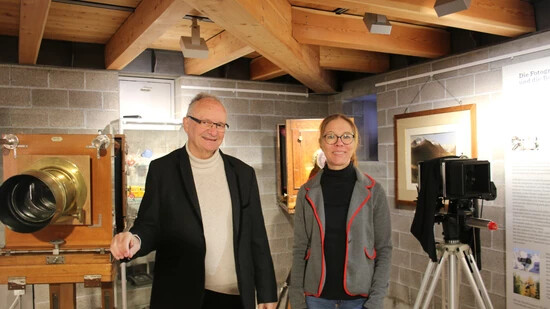 Inmitten alter Schätze: Museumsleiterin Stefanie Stegemann und Fotograf Alfred Lochau haben aus seiner Kamerasammlung eine neue Dauerausstellung fürs Museum Alpin in Pontresina geschaffen.