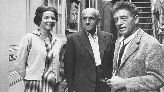 Im Vorhof des Pariser Ateliers: Das Foto von 1958 zeigt Annette Giacometti, Diego Giacometti (links) und Alberto Giacometti. 