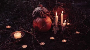 Licht aus, Film an: Die ganz Mutigen unter euch greifen auf Kerzen statt Strom zurück an Halloween.
