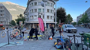 Ungewohntes Terrain: Eine Gruppe Studierender bietet in Chur einen gratis Veloservice an.