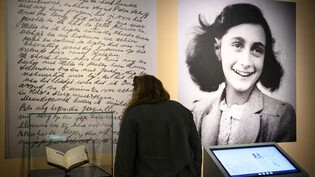 Eine Person in der Sonderausstellung "Anne Frank und die Schweiz" im Schweizerischen Nationalmuseum im Schloss Prangins VD.