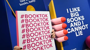 ARCHIV - Das Thema Booktok wird auf der Frankfurter Buchmesse am Stand von Thalia in einem bunten Besucherraum visualisiert. Foto: Arne Dedert/dpa