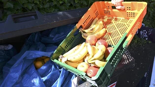 ARCHIV - Ein Mitarbeiter eines Supermarktes bringt Obst zum Müllcontainer. Weltweit werden einem am Mittwoch vorgestellten UN-Bericht jährlich mehr als einer Milliarde Tonnen Lebensmittel weltweit verschwendet. Foto: Carmen Jaspersen/dpa