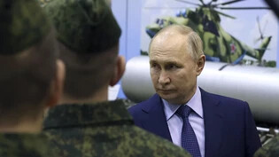 HANDOUT - Wladimir Putin besucht ein Luftwaffentrainingszentrum in Torschok. Foto: Sergei Karpukhin/Pool Sputnik Kremlin/AP/dpa - ACHTUNG: Nur zur redaktionellen Verwendung und nur mit vollständiger Nennung des vorstehenden Credits