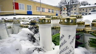 Kerzen und Blumen sind vor der in der Viertola-Schule aufgestellt. Bei Schüssen an der Grundschule ist ein zwölfjähriges Kind ums Leben gekommen, zwei weitere zwölf Jahre alte Schüler wurden schwer verletzt. Foto: Markku Ulander/Lehtikuva/dpa