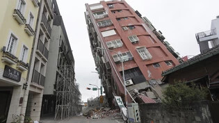 Ein teilweise eingestürztes Gebäude ist zwei Tage nach einem starken Erdbeben in der Stadt Hualien im Osten Taiwans zu sehen. Foto: Chiang Ying-ying/AP