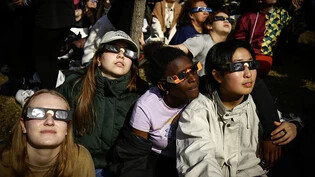 Menschen beobachteten eine Sonnenfinsternis. Millionen Menschen in Mexiko, den USA und Kanada haben am Montag eine totale Sonnenfinsternis erlebt. Foto: Serkan Senturk/ZUMA Press Wire/dpa