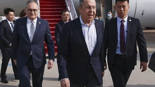 Der russische Außenminister Sergej Lawrow (M) bei seiner Ankunft in Peking. Foto: -/Russian Foreign Ministry Press Service via AP/dpa