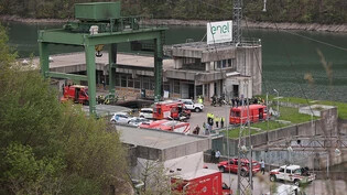 dpatopbilder - Die Feuerwehr sichert den Ort der Explosion an einem Wasserkraftwerk am Stausee von Suviana ab. Foto: Michele Nucci/LaPresse via ZUMA Press/dpa