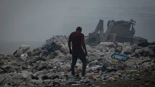 Ein Mann läuft über eine von einem Brand betroffenen Mülldeponie in Villa Nueva, südwestlich der Hauptstadt Guatemala-Stadt.