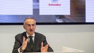 Der CEO von Schindler, Silvio Napoli, kann sich zum Start ins Jahr 2024 über einen höheren Gewinn freuen. (Archivbild).