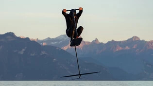 Die Aussicht überzeugt: Sportler Benjamin Friant probiert seinen Foil-Scooter auf dem Walensee aus.