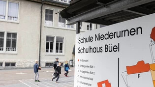 Schulhaus Büel Niederurnen: Die Sanierung von Schulhäusern ist eine kostspielige Investition für die Gemeinde Glarus Nord. 