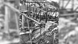 Wertvolle Bilddokumente: Durch die Familie des einstigen Brückenbaumitarbeiters Ernst Hossmann aus Castrisch ist Lokalhistoriker Flurin Caviezel an Fotografien vom Bau der 1953 errichteten Eisenbrücke über den Glenner in Prada gekommen.