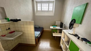Einblick in eine Zelle: Im Gefängnis in Glarus hat es Platz für 13 Häftlinge.