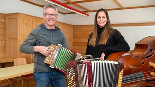Füllen die Schulzimmer mit neuem Leben: Ernst Flütsch und Deborah Luetolf laden Mitte Juni zur Eröffnung des «Volksmusighus» in St. Antönien ein.