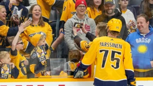 Im Rampenlicht: Ein Fan mit EHC-Arosa-Pullover (rechts) fällt im NHL-Spiel zwischen Nashville und Boston auf. 