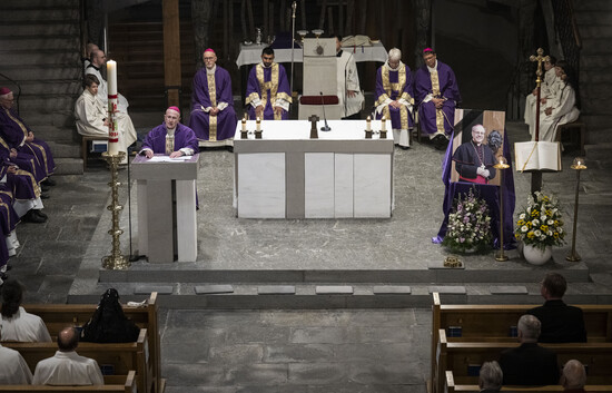 In Gedenken: Joseph Bonnemain, Bischof von Chur, links, beim Requiem für den verstorbenen emeritierten Churer Bischof Vitus.