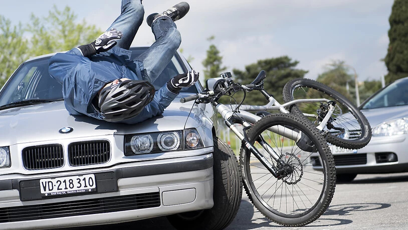 E-Biker-Fahrer erleiden bei einem Unfall häufig schwere Kopfverletzungen - das Muster ähnelt gemäss einer Studie demjenigen von Töfffahrern. (Symbolbild)