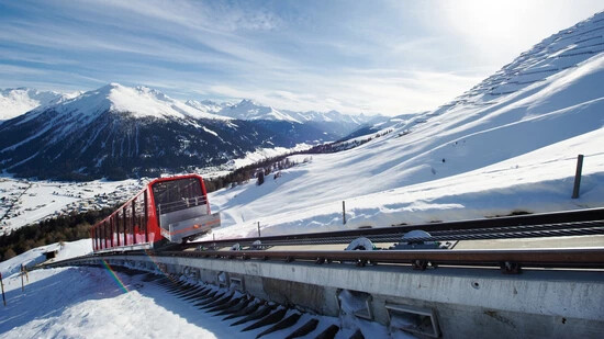Die Parsenn-Zubringerbahn: Von Davos Dorf aus führt eine aus zwei Sektionen bestehende Standseilbahn ins Parsenngebiet.