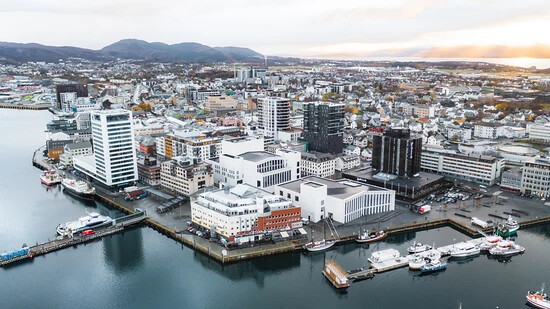 HANDOUT - Skyline von Bodø: Die Kulturhauptstadt nördlich des Polarkreises hat 54 000 Einwohner. Foto: ---/Visit Bodø/dpa