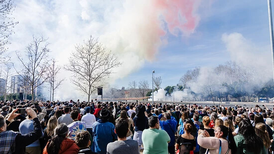 Zuschauer beobachten den bunten Rauch während der ersten Madrider Mascleta auf der Puente del Rey. Bei der Veranstaltung, die von der Pirotecnia Valenciana durchgeführt wird, werden 300 Kilo Schießpulver für insgesamt sieben Minuten mit 3.000…
