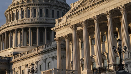 ARCHIV - Blick auf das Friedensdenkmal und die Kuppel des US-Kapitols in Washington D.C., der Hauptstadt Amerikas. Foto: J. Scott Applewhite/AP/dpa
