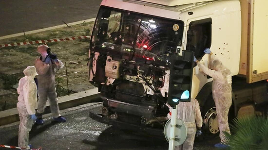 ARCHIV - Die Spurensicherung untersucht einen Lastwagen nach dem Terroranschlag in Nizza. Foto: Sasha Goldsmith/Sasha Goldsmith via AP/dpa