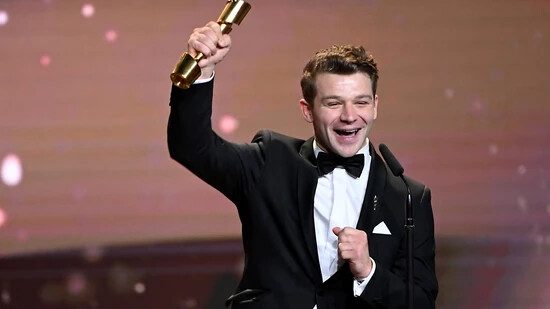 Schauspieler Simon Morzé freut sich bei der Verleihung des Deutschen Filmpreises über die Auszeichnung in der Kategorie "Beste männliche Hauptrolle". Die Lola ist eine der wichtigsten Auszeichnungen der Branche.