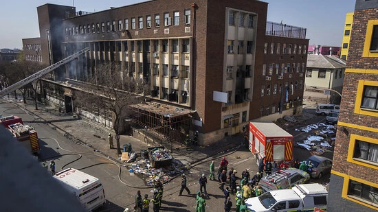 ARCHIV - Sanitäter und Rettungskräfte am Tatort eines tödlichen Brandes in der Innenstadt von Johannesburg. Foto: Jerome Delay/AP/dpa