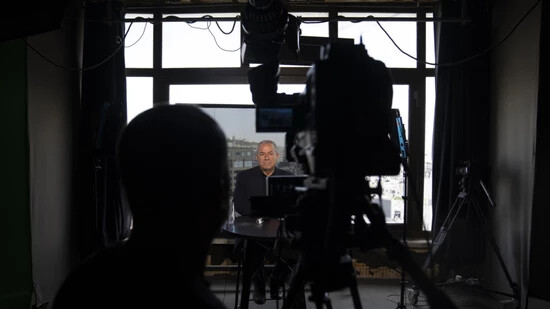 Nehad Abu Ghoush, palästinensischer Politikwissenschaftler, Live bei Al-Dschasira - Israel hat die Schließung des arabischen TV-Senders im Land verfügt. Foto: Nasser Nasser/AP/dpa
