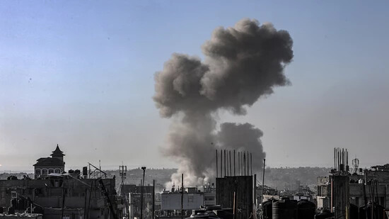 Nach israelischen Luftangriffen auf die Stadtteile Al-Geneina und Al-Salam steigt Rauch auf. Foto: Abed Rahim Khatib/dpa
