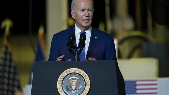 Joe Biden, Präsident der USA, spricht in Wisconsin zu seiner «Investing in America»-Agenda. Foto: Morry Gash/AP/dpa