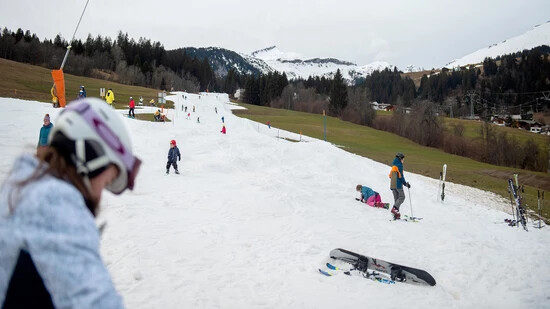 Charakteristisch für den vergangenen Winter: Die Skigebiete (hier der Blick auf die Piste bei der Talstation Flims Dorf Anfang Januar) hatten mit Schneemangel zu kämpfen. 