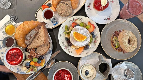 Üppig und liebevoll gedekt: Der Frühstückstisch im «Kafi Beuge».
