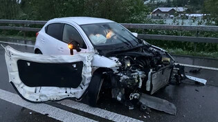 Extrem beschädigte Autofront: Beim Unfall entstand grosser Sachschaden.